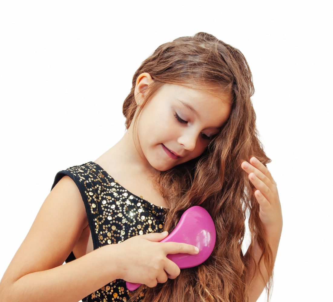 Niña peinandose cabello con piojos en pamplona