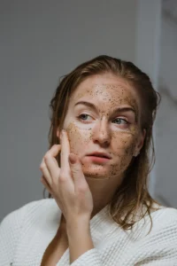 Mujer mascarilla facial en pamplona
